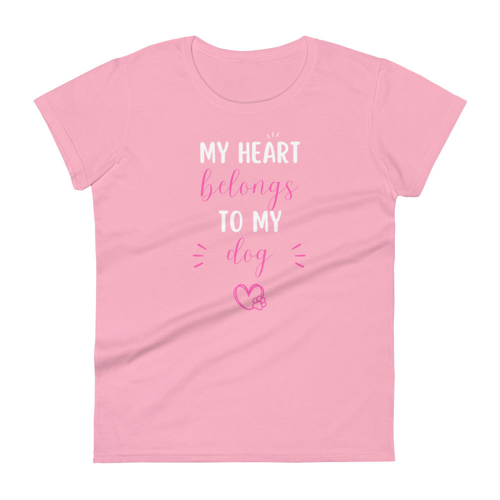 Camiseta de manga corta para mujer Mi corazón pertenece a mi perro